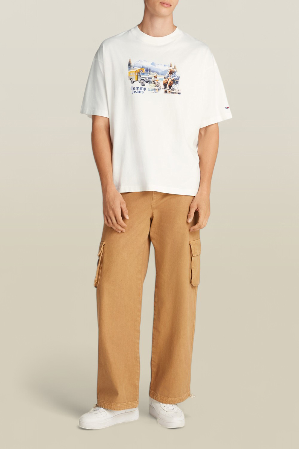 תמונת כל הלוק של חולצת טי TOMMY HILFIGER